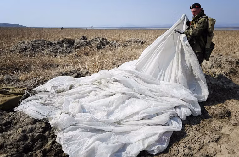 Một binh sĩ Hải quân đánh bộ Nga tập luyện nhảy dù.