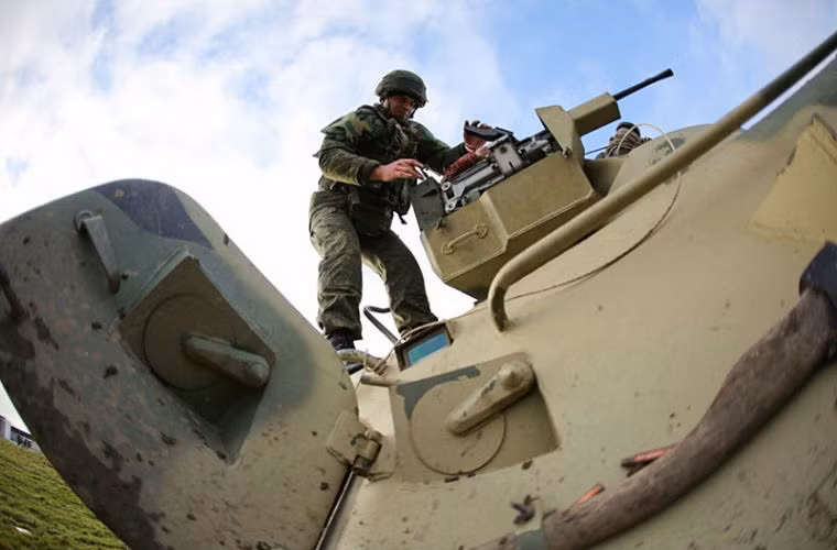 Xe bọc thép BTR-82 được huy động bảo vệ bờ biển ở Baltic trong một cuộc tập trận.