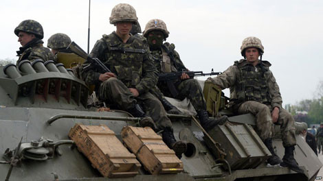 Quân đội Ukraine tiến hành chiến dịch với người biểu tình tại miền Đông.