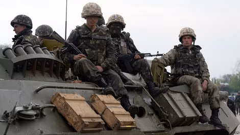 Quân đội Ukraine tiến hành chiến dịch với người biểu tình tại miền Đông.