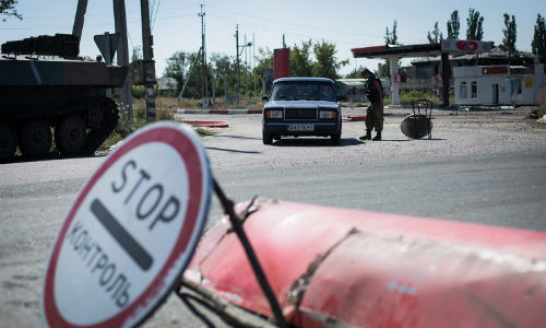 Binh sĩ lực lượng ly khai canh điểm kiểm soát.