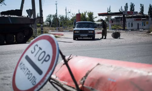 Binh sĩ lực lượng ly khai canh điểm kiểm soát.