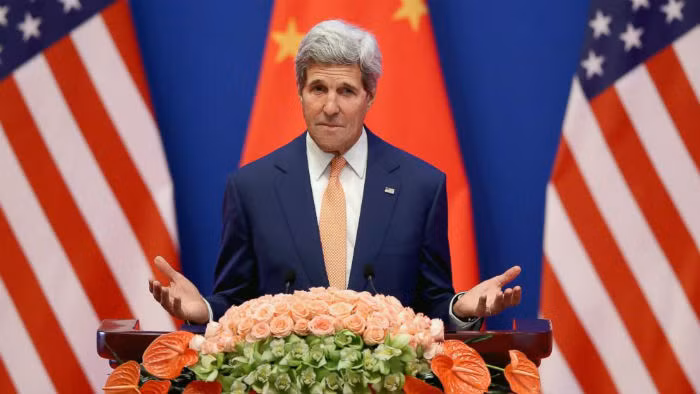 Phát biểu khai mạc Đối thoại Chiến lược và Kinh tế ở Bắc Kinh tháng 7/2014, Ngoại trưởng John Kerry cảnh báo việc Bắc Kinh tìm cách tạo ra một hiện trạng mới ở Biển Đông là không thể chấp nhận".