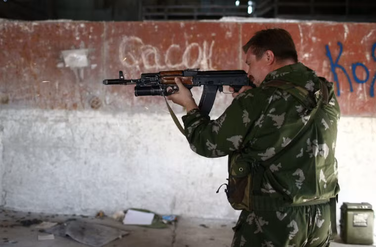 Binh sĩ lực lượng tự vệ tập bắn.