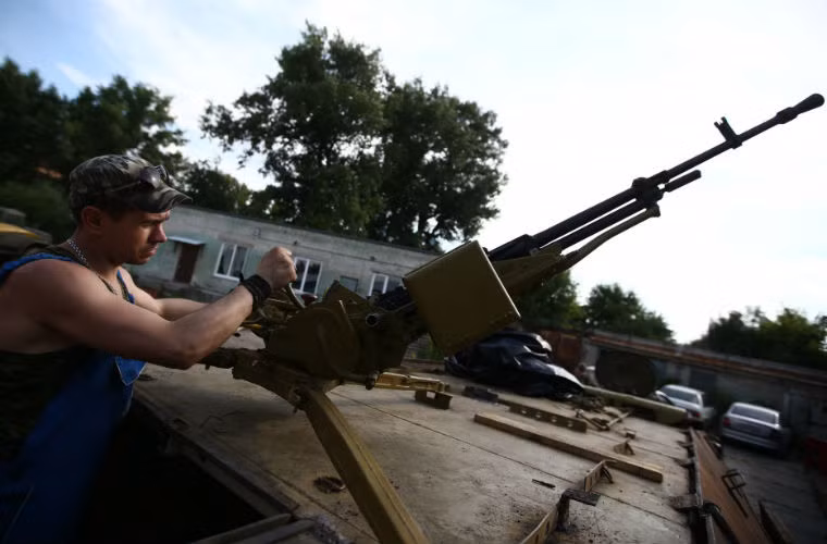 Tuy nhiên xuất hiện những thông tin cho thấy có vẻ như lệnh ngừng bắn không có tác dụng ở miền đông Ukraine khi phe chính phủ cho biết 1 trực thăng của Quân đội Ukraine đã bị bắn rơi còn phe miền đông thì lên tiếng cho biết Quân đội Ukraine vẫn pháo kích vào các ngôi làng.