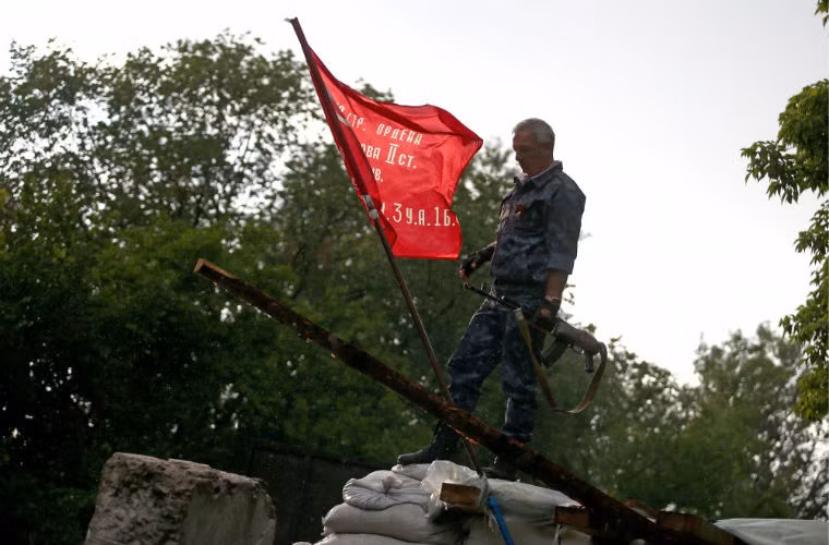 Binh sĩ lực lượng Tự vệ Lugansk bên lá cờ trên điểm kiểm soát.