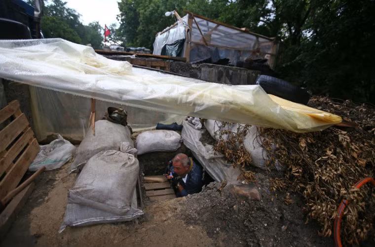 Các binh sĩ lực lượng dân quân tự vệ cũng dành thời gian để củng cố điểm kiểm soát...