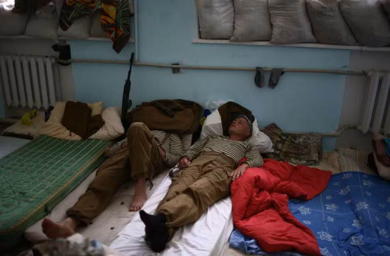 Một số binh sĩ tận dụng thời gian để ngủ và nghỉ ngơi sau khoảng thời gian chiến đấu mệt mỏi.