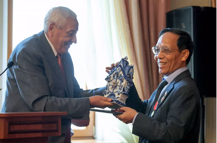 Đại sứ Việt Nam tại Nga Phạm Xuân Sơn nhận quà kỷ niệm từ những cựu binh Liên Xô.