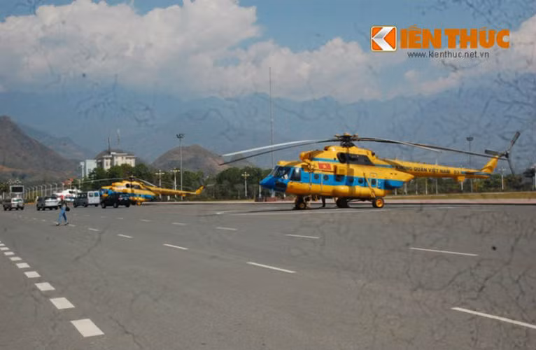 Trực thăng Mi-171 mang số hiệu 01 của Trung đoàn Không quân trực thăng 916, Sư đoàn Không quân 371, thuộc Quân chủng Phòng không-Không quân Việt Nam gặp nạn lúc 7h46 phút sáng 7/7 khiến 17 chiến sĩ hi sinh, 4 chiến sĩ bị thương nặng. Ảnh chụp Mi-171 số hiệu 01 và 03 trong chuyến công tác đưa các bác sỹ bệnh viện Việt Đức, Bạch Mai lên Lai Châu cứu chữa nạn nhân vụ sập cầu treo Chu Va 6.