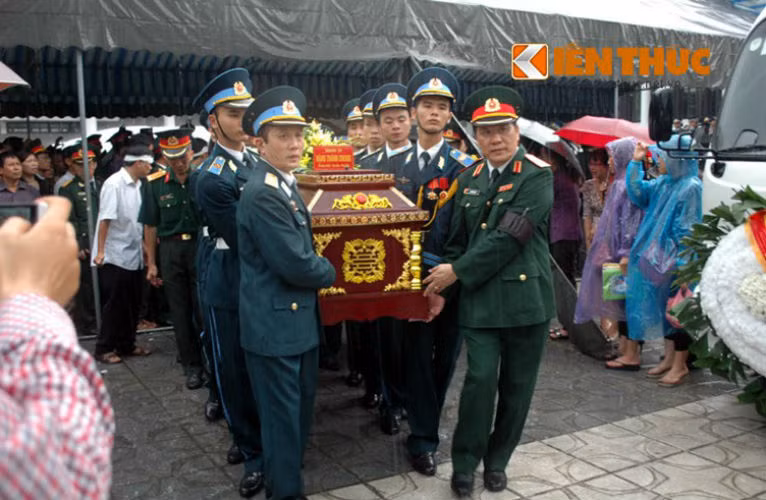 Ngày 11/7, đã có hàng nghìn người đến viếng 18 chiến sĩ hi sinh vụ máy bay M- 171 tại nhà tang lễ Bộ Quốc phòng, Hà Nội.