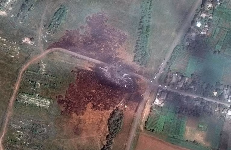 Khu vực máy bay MH17 rơi xuống nhìn từ trên cao.