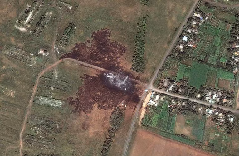 Nhiều khu vực bị tàn phá vì mảnh vỡ của MH17.