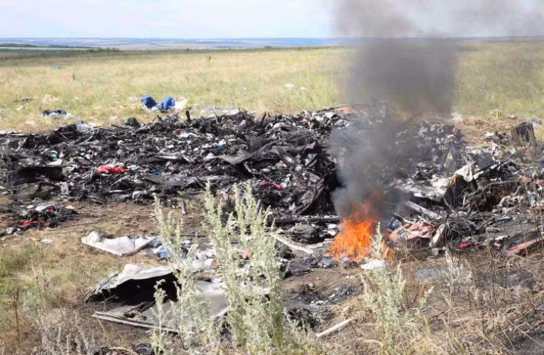 Bãi đất tan hoang với những phần sót lại của MH17.