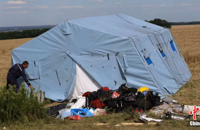 Nhân viên của Bộ Khẩn cấp Ukraine xếp đồ đạc của các nạn nhân trên chuyến bay MH17 để chuyển lại cho thân nhân.