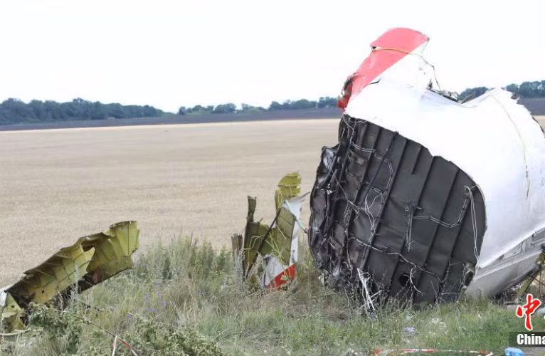 Một mảnh vỡ của chiếc máy bay MH17.