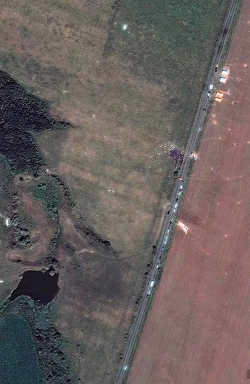 Những mảnh vỡ của chiếc máy bay rơi rải rác.