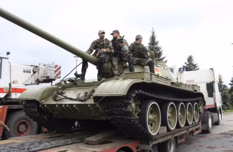 Các binh sĩ tự vệ trên chiếc xe tăng T-54 từ bảo tàng.