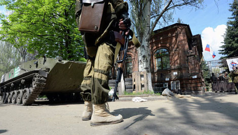 Người biểu tình đứng gác ở thành phố Slavyansk.