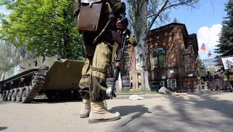 Người biểu tình đứng gác ở thành phố Slavyansk.