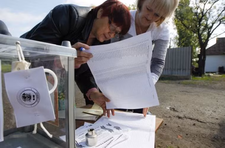 Người quản lý điểm bỏ phiếu di động kiểm tra thông tin nhâu khẩu tại làng Ternovoe.