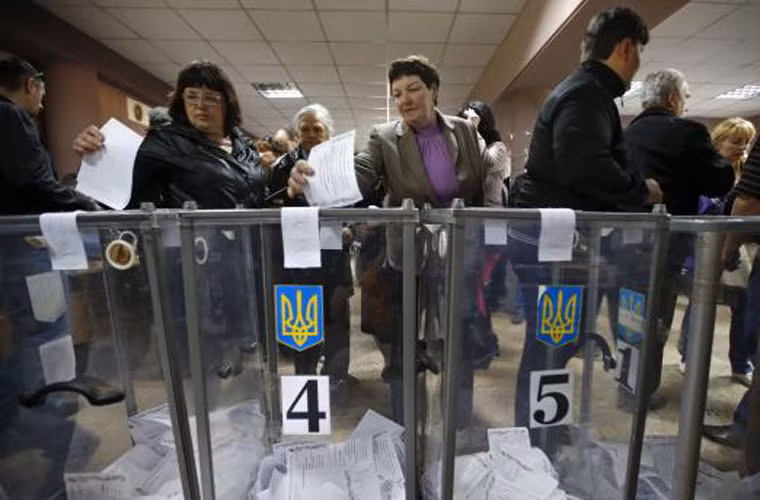 Người dân bỏ phiếu trưng cầu dân ý tại Mariupol.