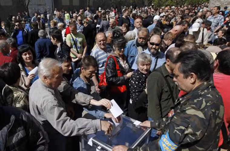 Người dân bỏ phiếu bầu tại điểm trưng cầu dân ý ở thành phố Mariupol.