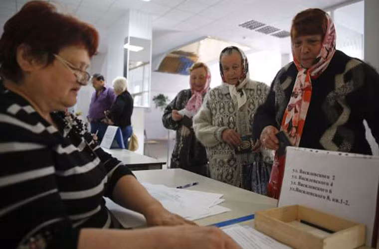 Những người phụ nữ già đến điểm trưng cầu dân ý tại thành phố Slavyansk.