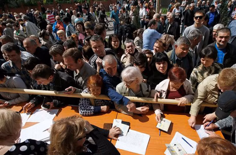 Người dân nhận phiếu bầu tại điểm trưng cầu dân ý ở thành phố Mariupol.