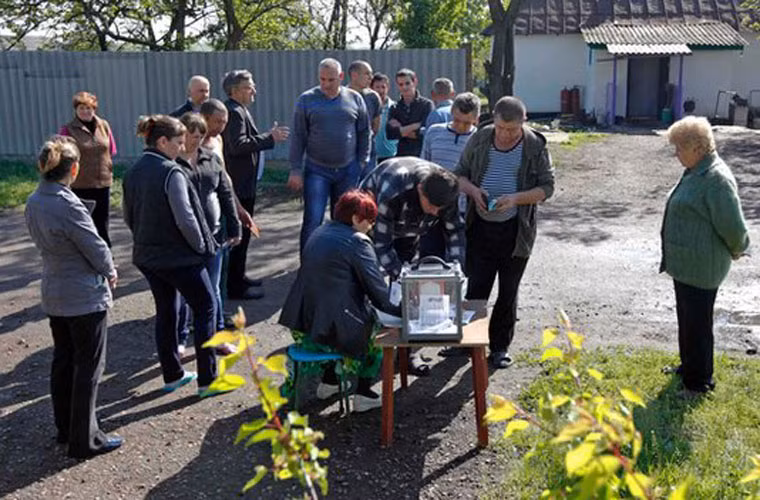 Người dân Ukraine bỏ phiếu trưng cầu dân ý tại làng Ternovoe ngoại ô thành phố Lugansk.