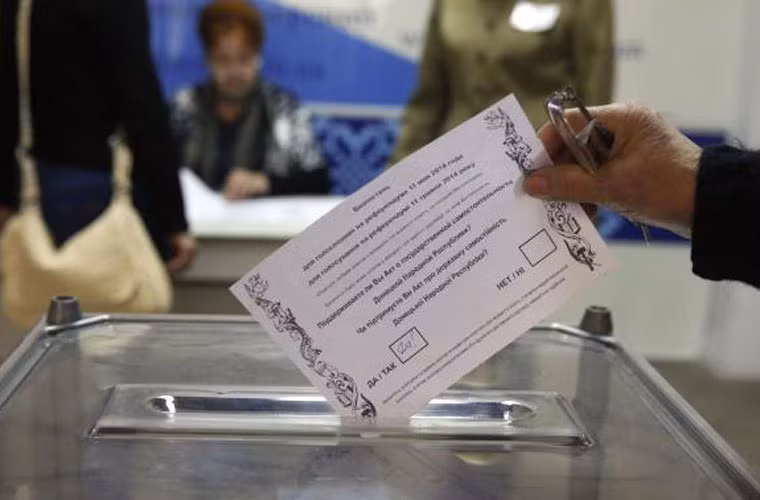 Phiếu bầu được người dân Ukraine đút vào thùng phiếu 1 một điểm trưng cầu dân ý thành phố Slavyansk.