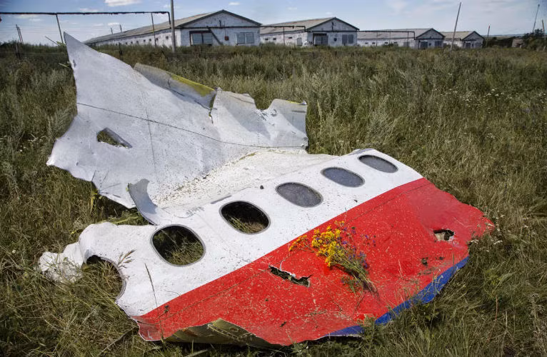 Tên lửa SA-11 (Buk) được dùng để tấn công máy bay có thiết bị bắt bám mục tiêu và được lập trình để nổ gần máy bay.