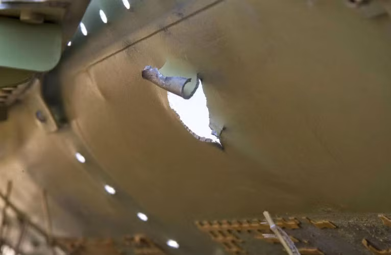 "Các mảnh vỡ sẽ bắn vào cánh, động cơ, bình chứa nhiên liệu, đốt cháy nhiên liệu...