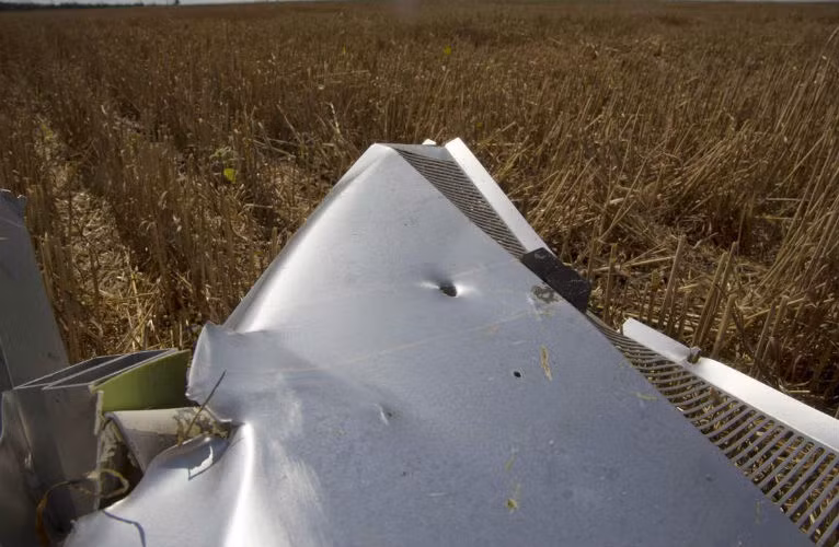 Phát biểu tại một cuộc họp báo ở thủ đô Kiev, người phát ngôn của Hội đồng An ninh Ukraine, ông Andriy Lysenko khẳng định: kết quả phân tích hộp đen cho thấy chiếc máy bay MH17 bị trúng nhiều mảnh đạn từ một quả tên lửa và rơi do "đột ngột giảm áp cực lớn".