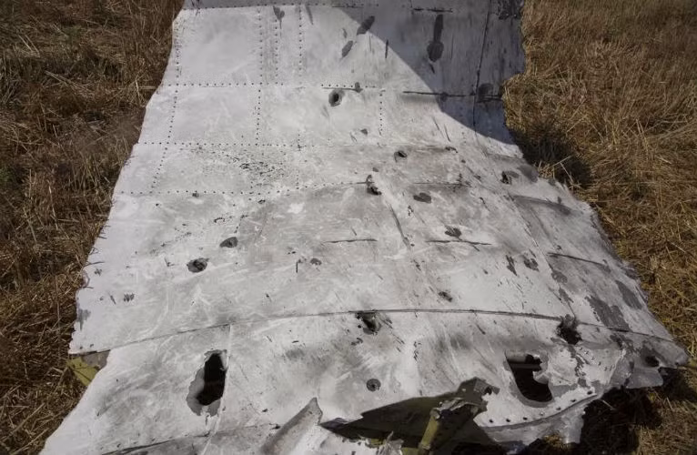 Hãng AP dẫn lời các chuyên gia quân sự độc lập đưa tin, kích thước mảnh vỡ, vết xước, lỗ thủng trên MH17 phần nào chứng minh rằng chiếc máy bay đã bị bắn hạ bằng một quả tên lửa đất đối không như tên lửa Buk.