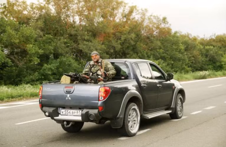 Súng máy trên xe bán tải ở ngoại ô Donetsk của lực lượng Tự vệ Donetsk.