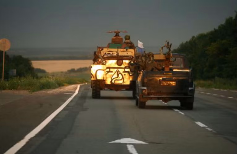 Đoàn xe của phiến quân gần thành phố Donetsk.