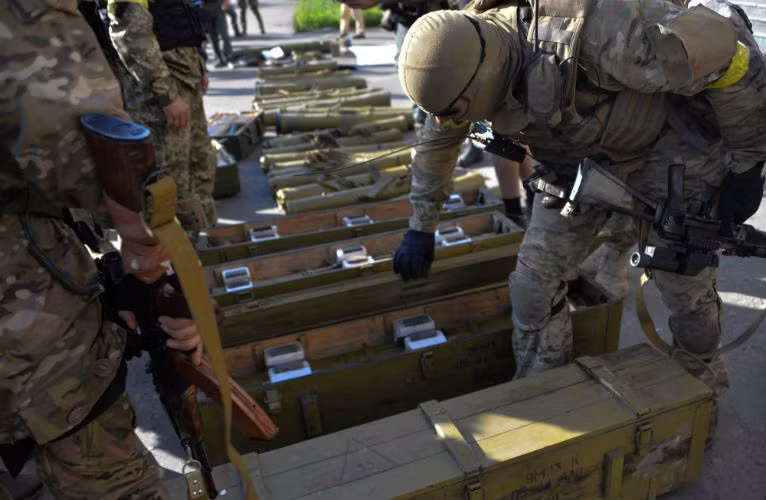 Các binh sĩ Ukraine kiểm kê các vũ khí bị phiến quân ly khai bỏ lại.