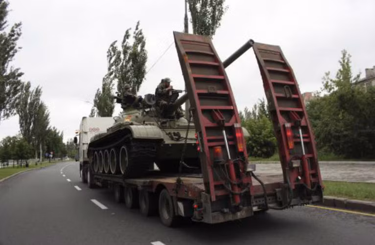 Lưc lượng phiến quân trưng dụng cả xe tăng T-54 trong bảo tàng.