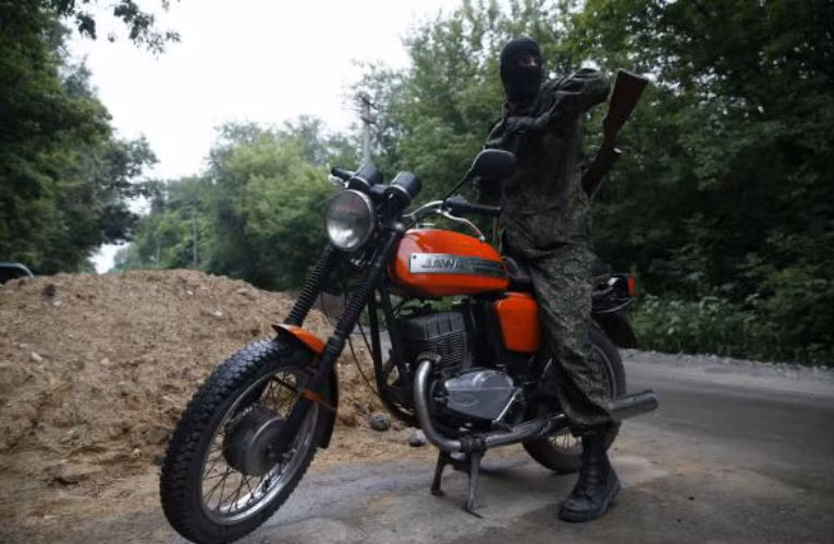 Các binh sĩ thuộc lực lượng phiến quân ly khai sử dụng các phương tiện khác nhau để tuần tra quanh thành phố.