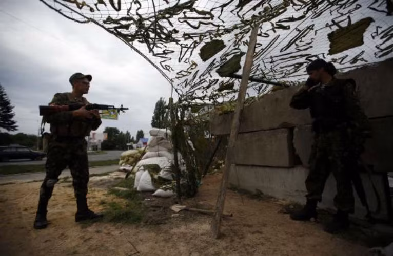 Các binh sĩ phiến quân trong chốt chặn gần thành phố Donetsk.