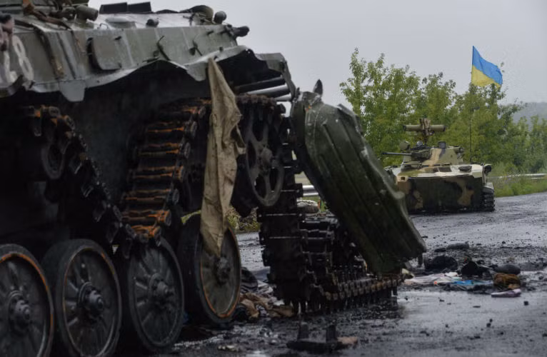 Xe tăng của phiến quân ly khai bị phá hủy.