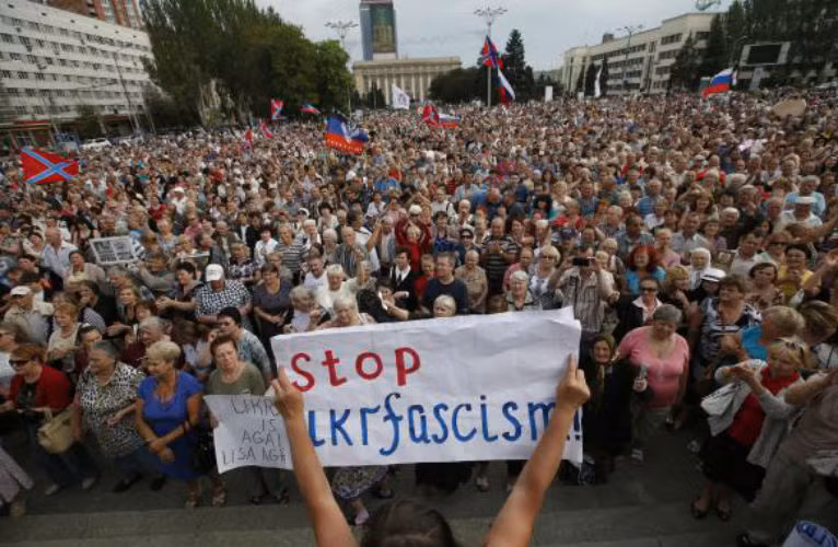 Người dân Donetsk biểu tình phản đối Quân đội Ukraine.