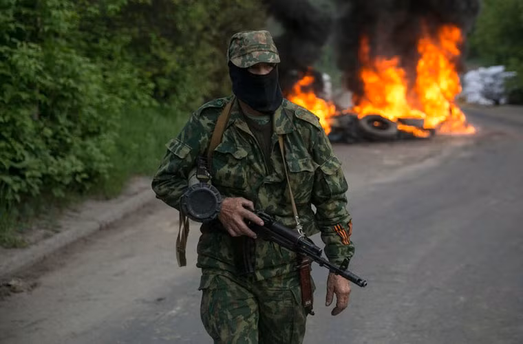 Quân đội Ukraine tiếp tục bao vây Slavyansk sau những trận giao tranh buổi sáng ngày 2/5 bằng cách chặn mọi ngả đường tiến vào thành phố trong khi lực lượng Tự vệ Slavyansk cho biết họ sẵn sàng đương đầu với Quân đội Ukraine để bảo vệ thành phố của họ.