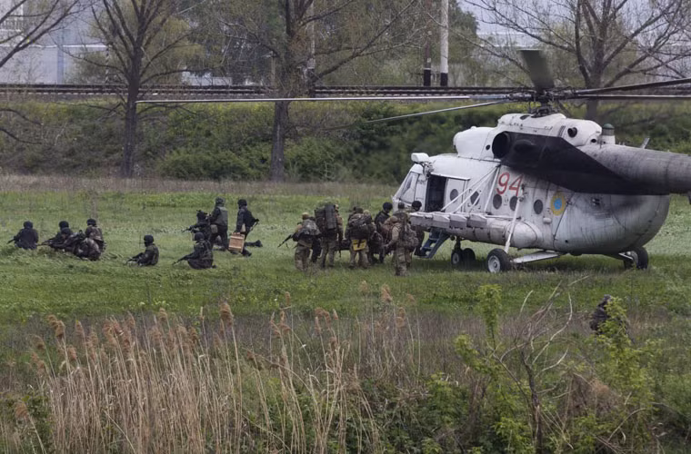 Quân đội Ukriane sử dụng trực thăng để vận chuyển vũ khí và binh sĩ đến ngoại ô thành phố Slavyansk.