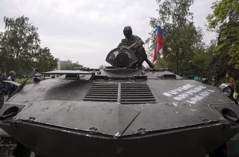 Lực lượng Tự vệ Slavyansk cũng nhận được nhiều sự động viên của người biểu tình miền đông. Nhiều thủ lĩnh biểu tình miền đông cho biết họ đang dồn lực lượng đến tiếp viện cho Slavyansk.