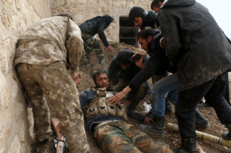 Các chiến binh nổi dậy giúp đỡ người chỉ huy bị thương trong cuộc đụng độ với quân đội chính phủ Syria ở quận Sheikh Najjar, ngoại ô thành phố Aleppo vào ngày 3/3/2014.