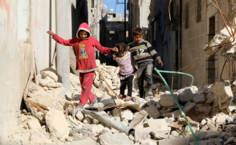 Trẻ em chơi trên đống đổ nát của các căn nhà ở thành phố Aleppo ngày 22/3. Nơi đây bị quân nổi dậy đánh chiếm vào năm 2012 và giờ đây đang bị quân chính phủ bao vây từ 3 phía.