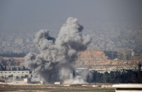 Khói bụi bốc lên từ một căn nhà được cho là nơi trú ẩn của lực lượng trung thành với chính phủ Tổng thống Assad ở Sheikh Najjar, Aleppo ngày 20/3/2014.