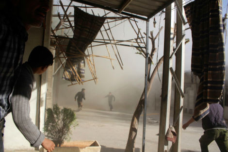 Khói tại khu vực mà quân nổi dậy cho biết đang bị quân chính phủ tấn công ở Arbeen, phía đông ngoại ô Damascus vào ngày 22/3/2014.